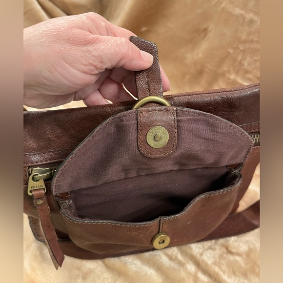 👜 Pre- Loved Vintage Brown Leather Fossil Messenger style purse - Picture 4 of 14
